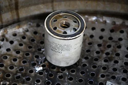 机油太脏?别急着换机油,试试换机油滤芯,一分钟教会你!